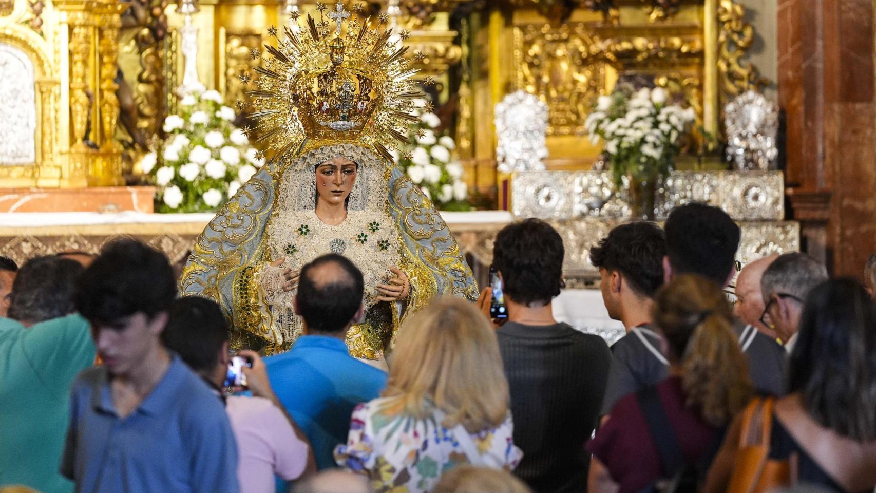 La Basílica de la Macarena, repleta de fieles para contemplar el nuevo rostro de la Virgen.