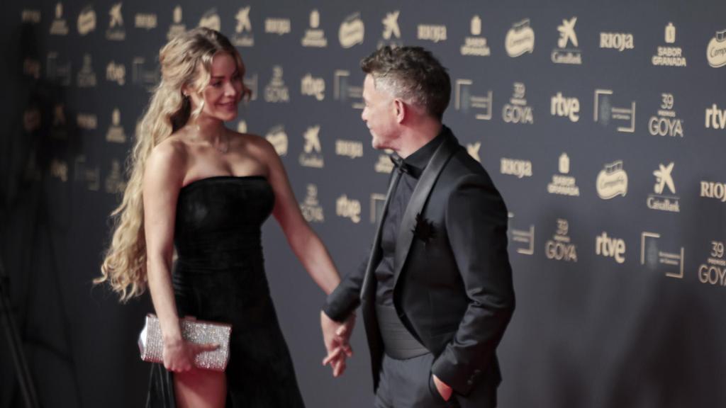 Alejandro Sanz y Candela Márquez en los premios Goya 2025.