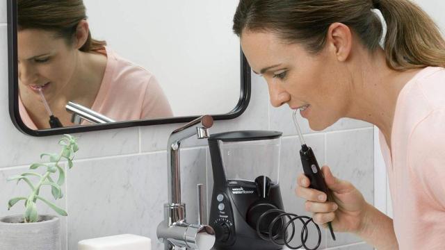 Amazon hunde el precio del irrigador bucal que elimina hasta el 99,9 % de la placa