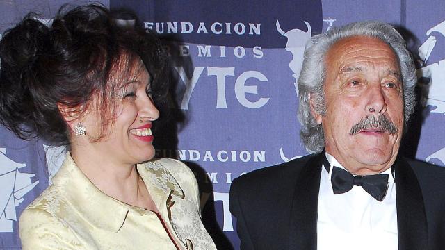 Pilar Alonso, la viuda de Manolo Zarzo, junto al célebre actor en un evento público, en 2007.