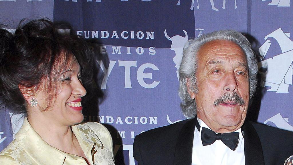 Pipilar Alonso, la viuda de Manolo Zarzo, junto con el famoso actor en un evento público, en 2007.