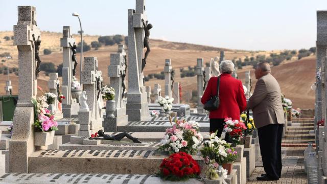 Dos personas en el cementerio de Toledo.