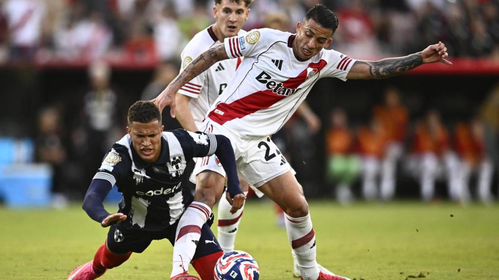 Kevin Castaño le roba el balón a Nelson Deossa.