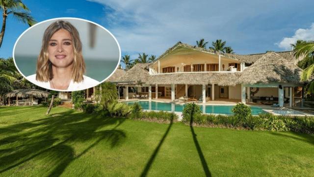 Sandra Barneda junto a la villa de 'La isla de las tentaciones' en un montaje de EL ESPAÑOL.