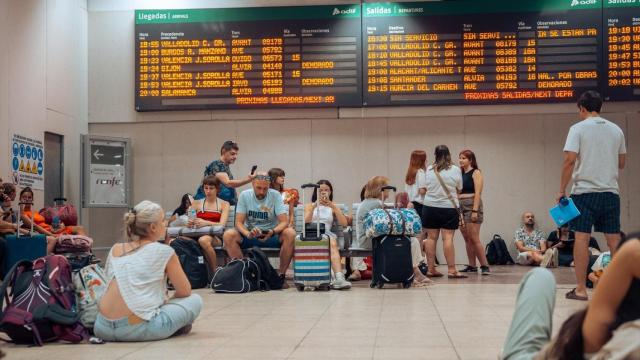Personas afectadas por el retraso de trenes en Chamartín.