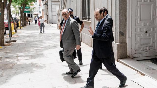 El exministro de Transportes José Luis Ábalos (d) sale de declarar en el Tribunal Supremo, a 23 de junio de 2025, en Madrid (España).
