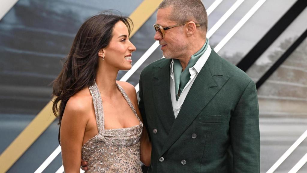 Inés de Ramón que acompaña a Brad Pitt en la presentación de 'F1'.