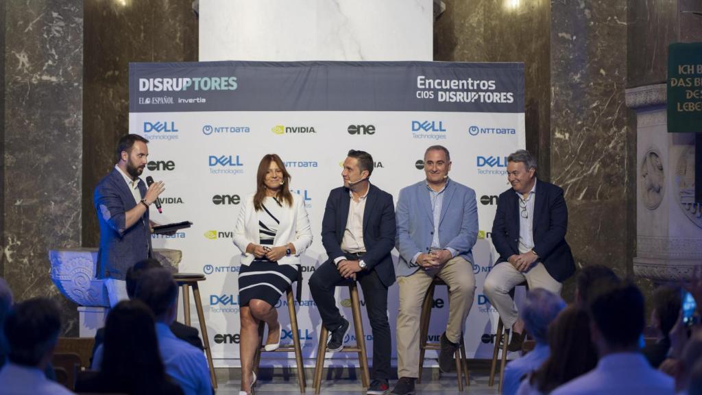 De izquierda a derecha: Alberto Iglesias, subdirector de DISRUPTORES; Isabel Reis, directora general de Dell Technologies Iberia; Rubén Sáez, vicepresidente de Ventas de NTT Data; Javier Sánchez Rojas, Senior Manager Regional Sales para España y Portugal de Nvidia; y Joaquín Potel, responsable del negocio de Cloud y Apps de SoftwareOne para el sur de EMEA.