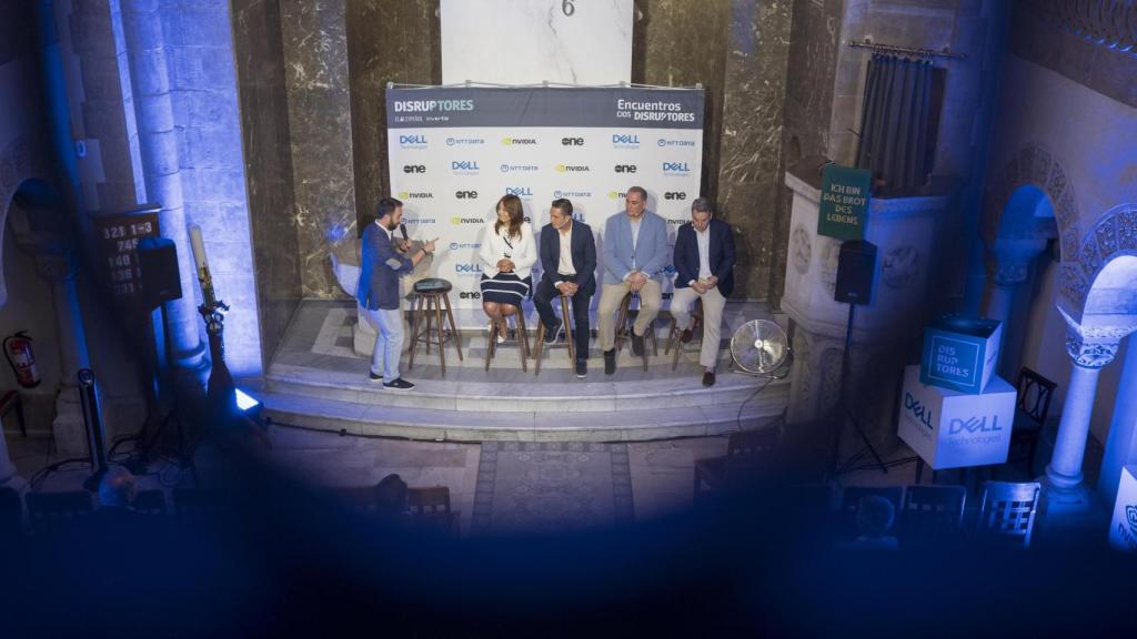 De izquierda a derecha: Alberto Iglesias, subdirector de DISRUPTORES; Isabel Reis, directora general de Dell Technologies Iberia; Rubén Sáez, vicepresidente de Ventas de NTT Data; Javier Sánchez Rojas, Senior Manager Regional Sales para España y Portugal de Nvidia; y Joaquín Potel, responsable del negocio de Cloud y Apps de SoftwareOne para el sur de EMEA.