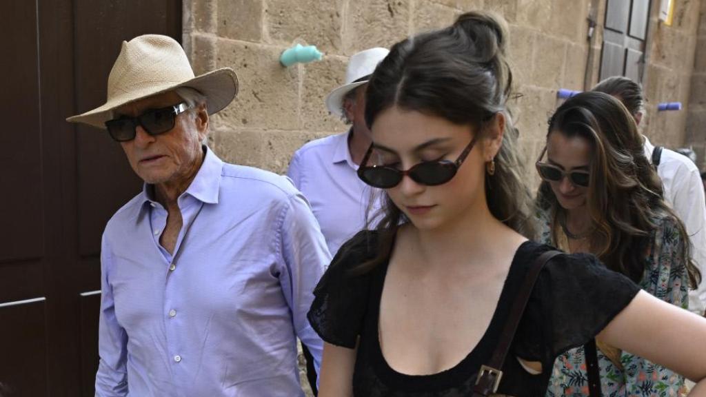 Michael Douglas y su hija, Casy, en el Cales de Menorca en junio de 2025.