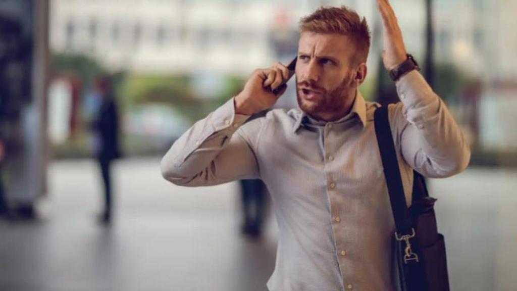 Un hombre discutiendo por teléfono.