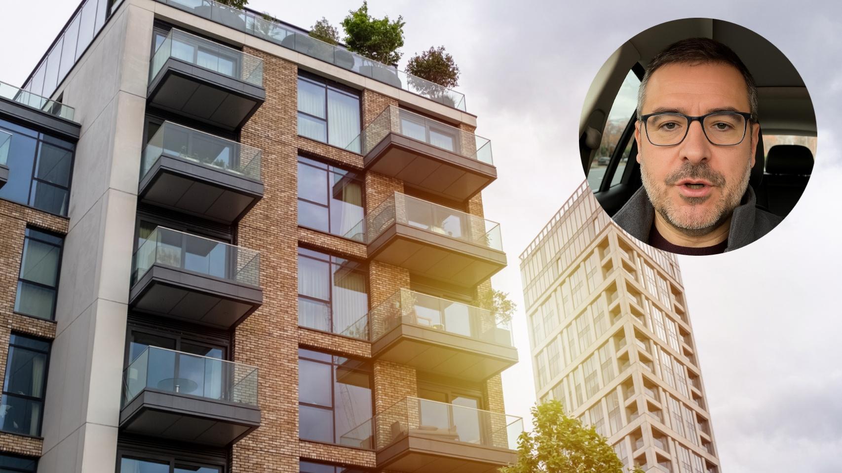 Vista de un piso en alquiler; junto a ella, el experto inmobiliario Sergio Gutiérrez.