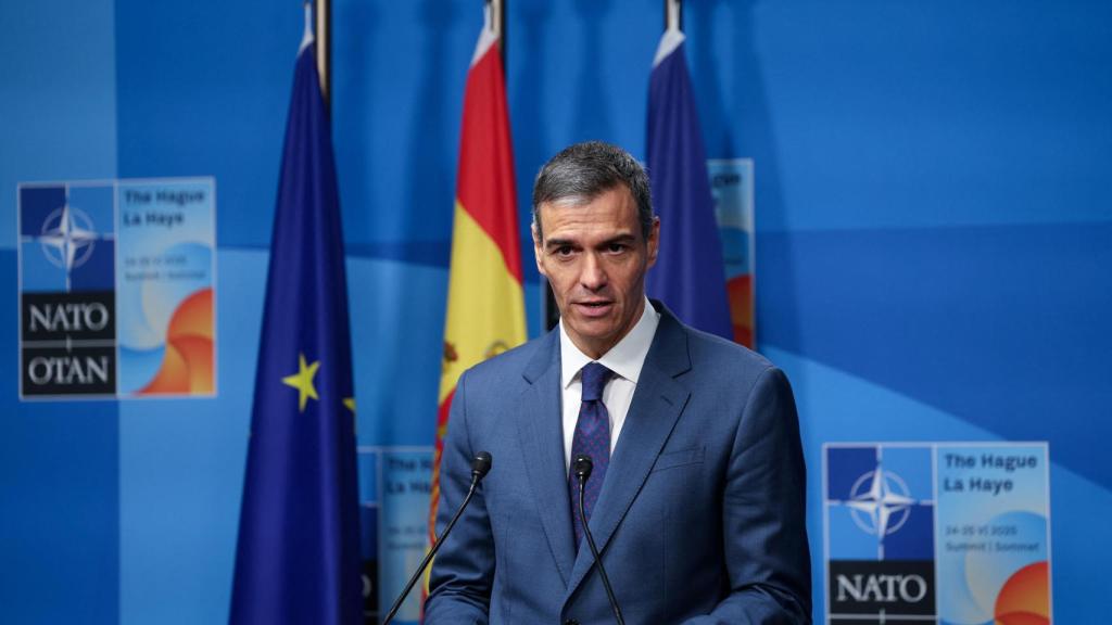 Sánchez firma el compromiso del 5% pero insiste en que solo gastará el 2,1% y queda aislado y vapuleado por sus socios