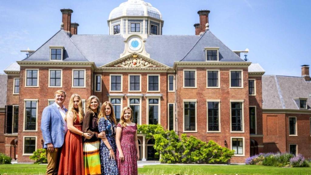 La familia real holandesa al lado del palacio Huis Ten Bosch.