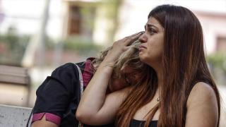 EuropaPress_6820924_dos_personas_abrazan_lugar_donde_ocurrido_hechos_25_junio_2025_algemesi