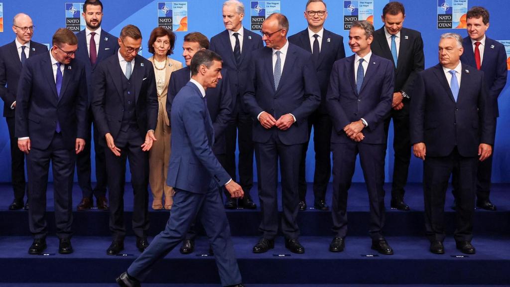 Pedro Sánchez pasa ante los líderes de la OTAN, en busca de su sitio, al final de la fila, para la foto de familia.