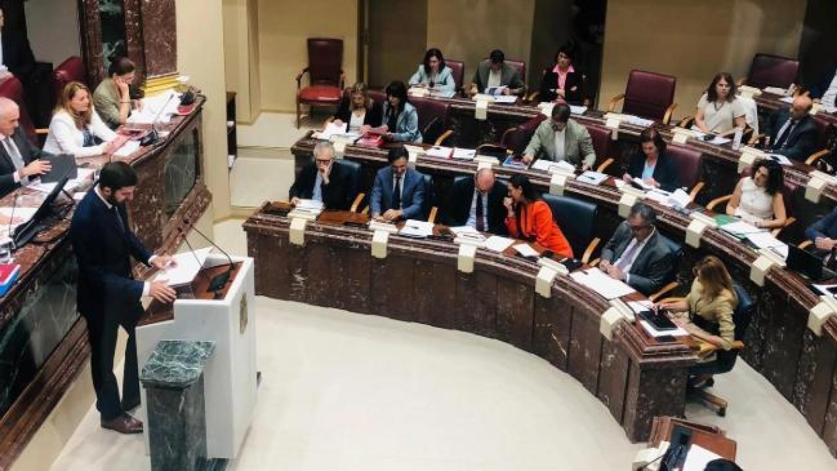 Vox advierte al PP que les  necesitan para gobernar  y reprochan a López Miras que  no hable de seguridad 