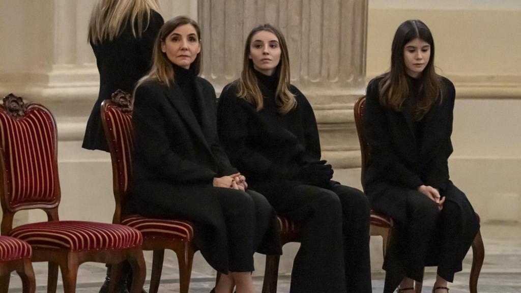 Clotilde Courau, con sus hijas Victoria y Luisa de Savoya en el funeral de Víctor Manuel de Savoya, el 9 de febrero de 2024 en la ciudad italiana de Turín.