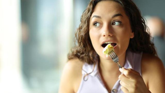 Mujer comiendo.