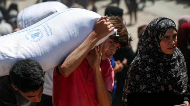 Palestinos en un centro de distribución de ayuda humanitaria en la ciudad de Gaza.