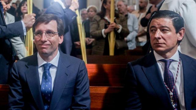 El alcalde de Madrid, José Luis Martínez-Almeida, y el presidente del Pleno, Borja Fanjul.