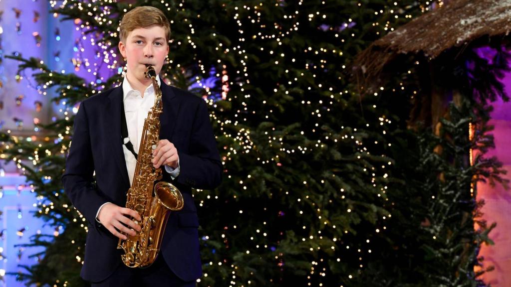 El príncipe Emmanuel de Bélgica interpretando al saxofón.