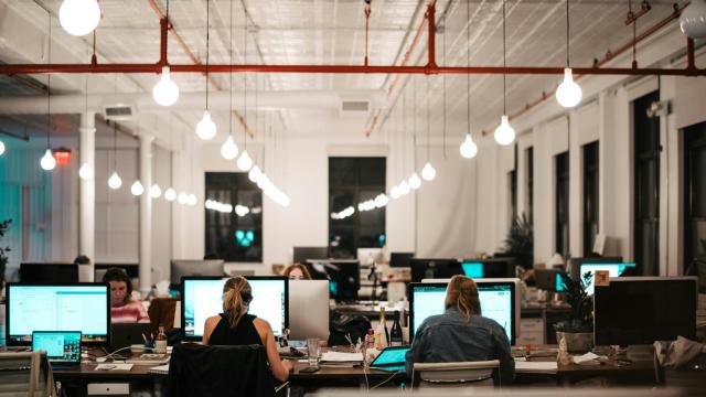 Trabajadores en una oficina.