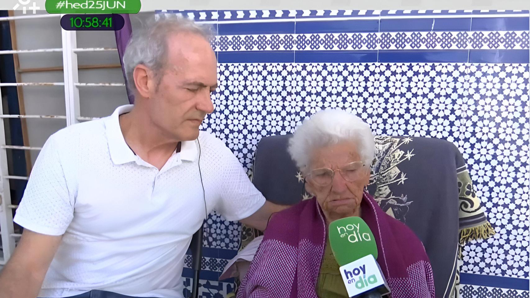 Aurora y su hijo atienden a la reportera de Canal Sur.