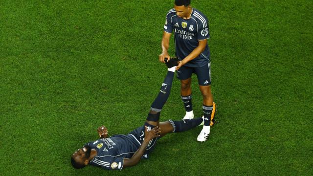 Trent Alexander-Arnold ayuda a Antonio Rüdiger tras sufrir un calambre