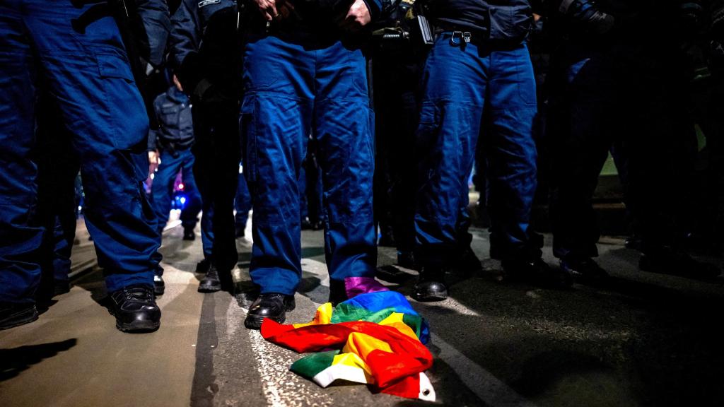 La bandera arcoíris frente a la policía húngara durante una manifestación después de que el Gobierno de Viktor Orbán anunciase la cancelación del Orgullo de Budapest.