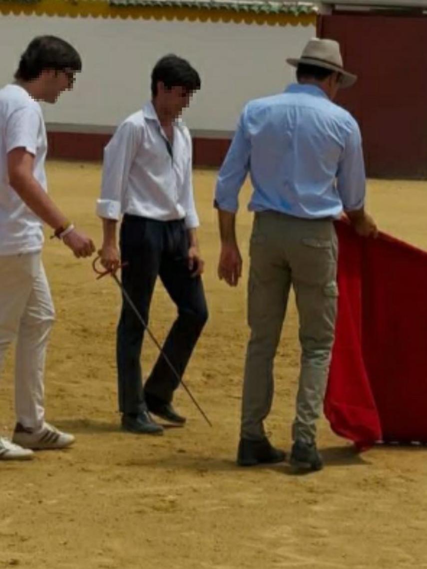 Enrique Ponce con dos jóvenes, en la cetrina.