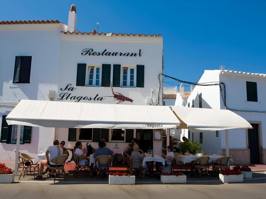 El exterior del restaurante Sa Llagosta en Fornells.