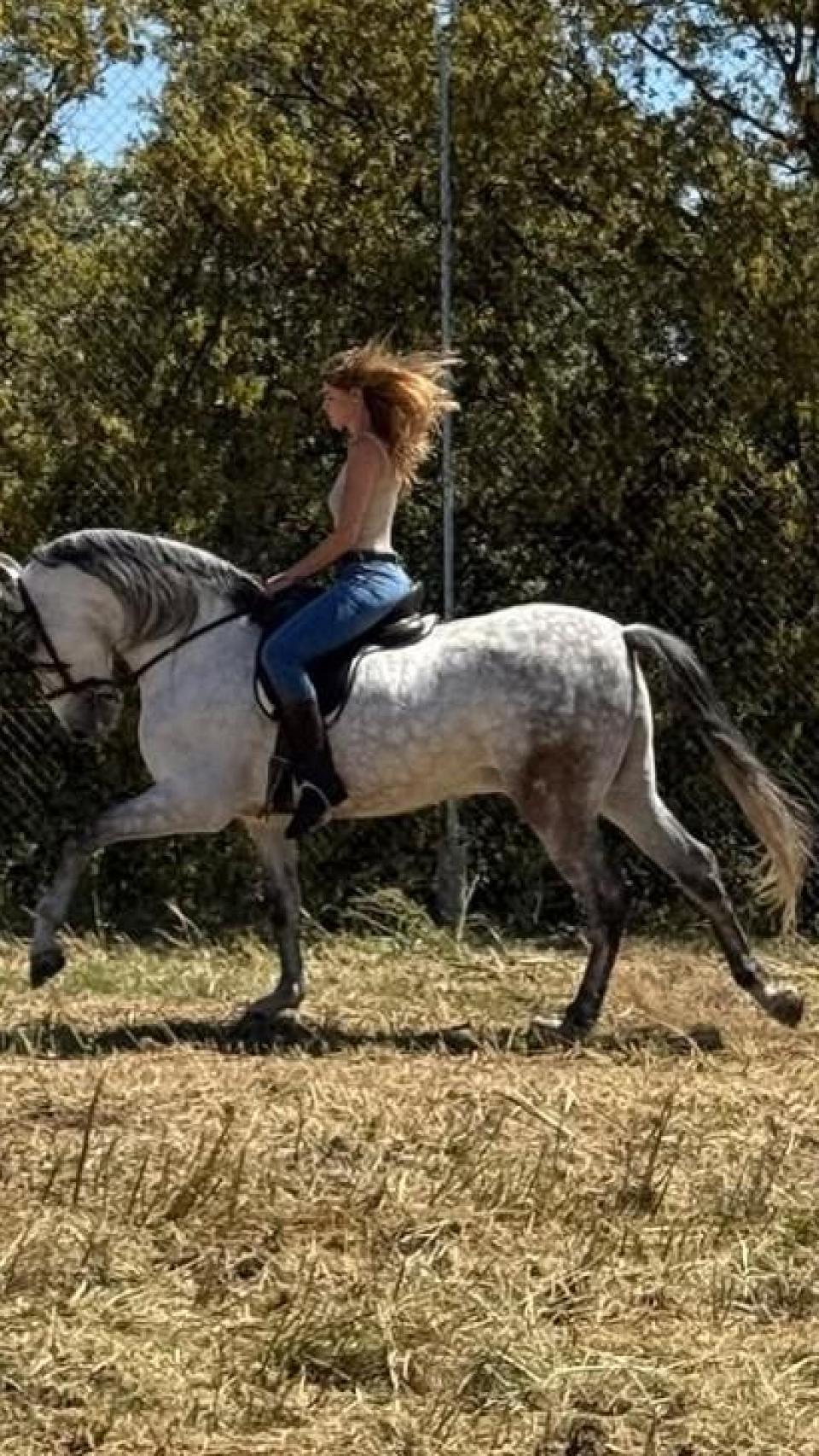 Ana Soria, montando un caballo en Cetrina, en Jaén.