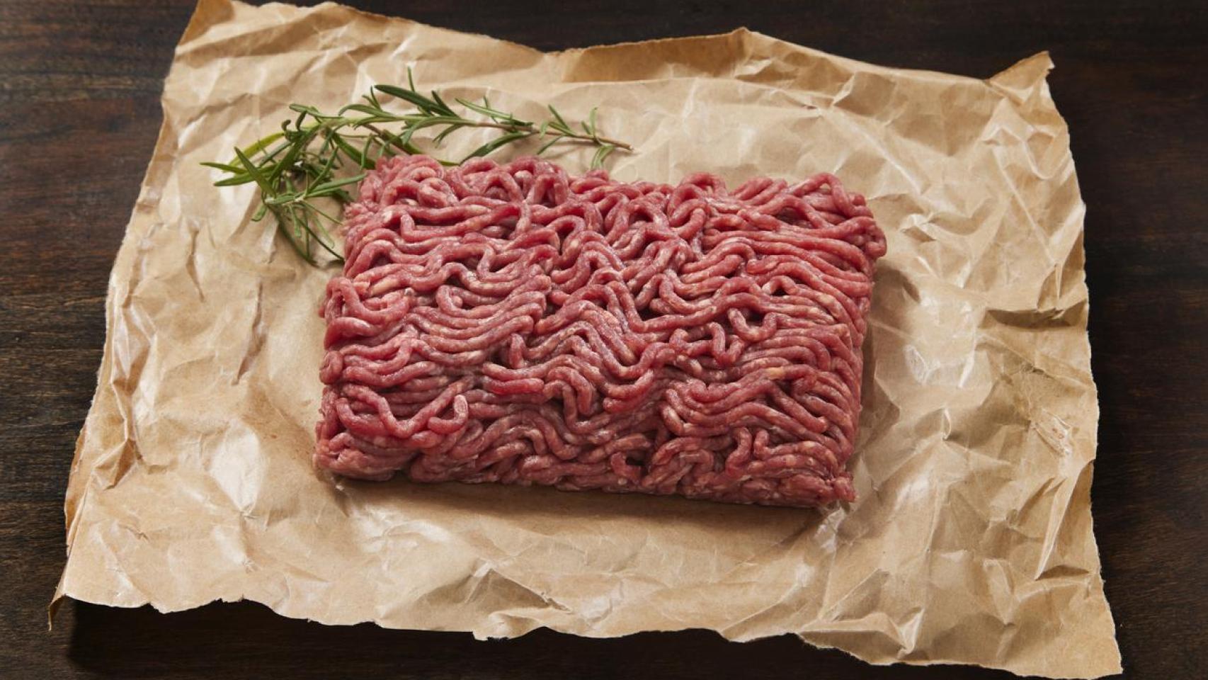 Bandeja de carne picada envasada en un supermercado.