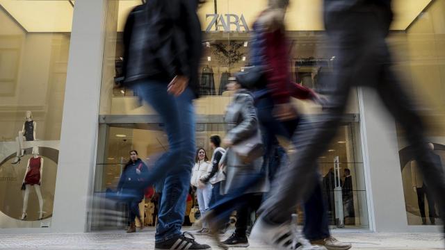 Varias personas caminan por delante de la macrotienda de Zara en Valencia, imagen de archivo. Europa Press / Rober Solsona