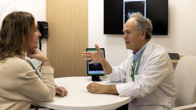 Médico en un consulta con una paciente.