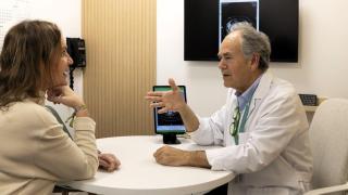 Médico en un consulta con una paciente.
