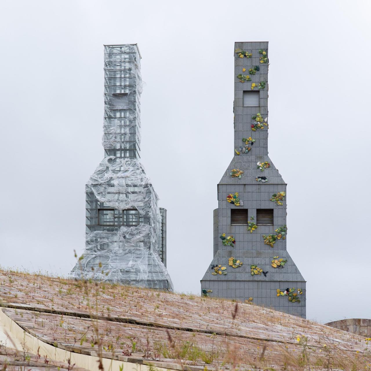 Basurama: 'Plastic biontes'. Cidade da Cultura, Santiago de Compostela. Foto: Manuel G. Vicente