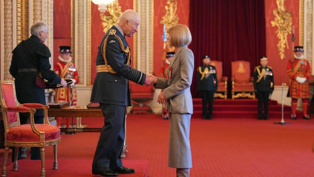 Anna Wintour recibe una decoración de Carlos III.
