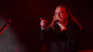Maná interrumpe en directo el concierto en Madrid para dar un inesperado mensaje político: Tienen un presidente demente