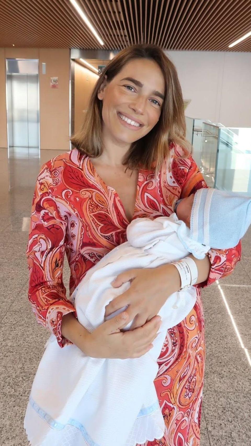Flora González posa con su bebé recién nacido, su primer hijo con su esposo, Carlos Dato.