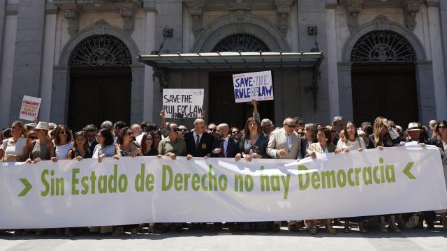 Centenares de personas durante una concentración de jueces y fiscales frente al Tribunal Supremo, a 28 de junio de 2025, en Madrid (España).