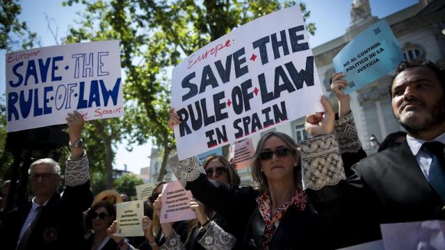 Jueces y magistrados exhiben carteles en defensa del Estado de Derecho, en la concentración celebrada este sábado ante la sede del Tribunal Supremo.
