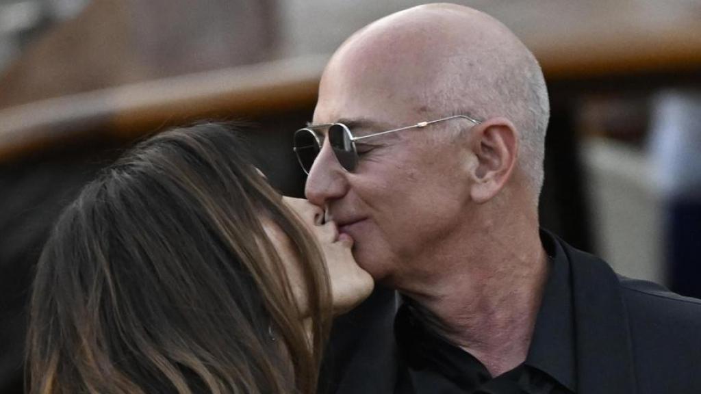 Jeff Bezos y Lauren Sánchez, en la fiesta final 'postboda' tras darse el 'sí, quiero' en la isla de  San Giorgio Maggiore, en Venecia.