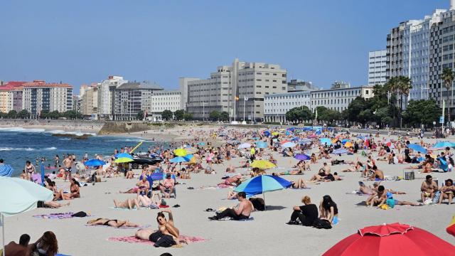 Imagen de archivo de la playa de Riazor, en A Coruña, el 29 de junio de 2025.