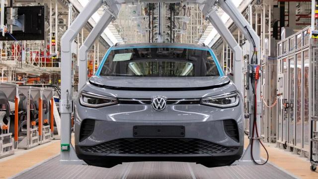 Un coche híbrido no te libra de las multas ambientales: el error que cometen muchos  conductores en España