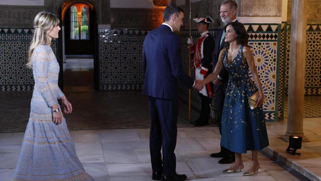 Los reyes saludan a Pedro Sánchez y su esposa, Begoña Gómez, en una cena de gala en el verdadero Alcazar de Sevilla.