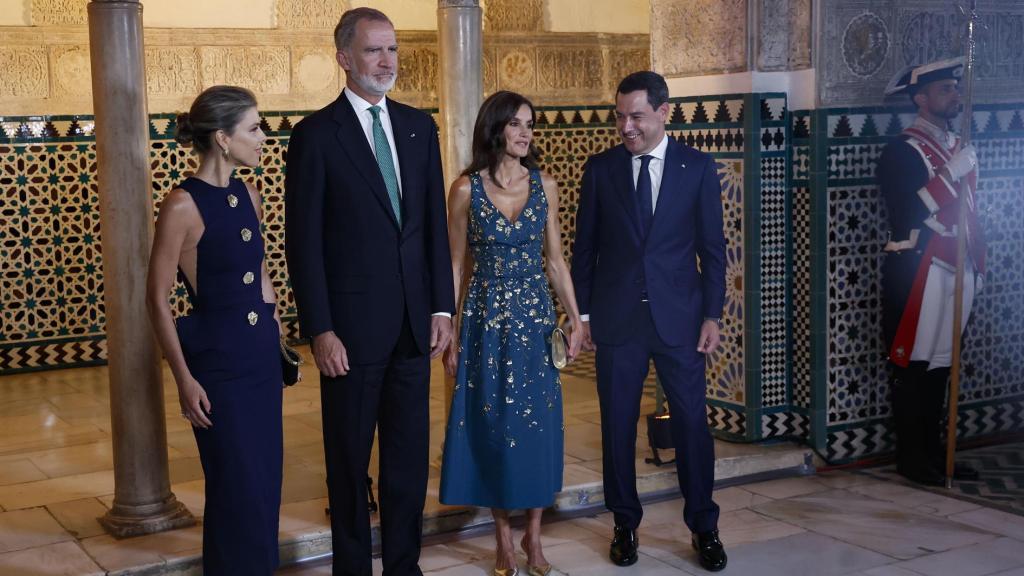 Los reyes Felipe y Letizia con el presidente de la Junta de Andalucía, Juanma Moreno Bonilla y su esposa, Manuela Villena.