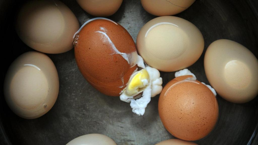 Unos huevos cocidos que se han roto en el agua