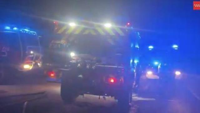 Bomberos del 112 trabajan para controlar las llamas a primera hora de la madrugada del lunes, 30 de junio.